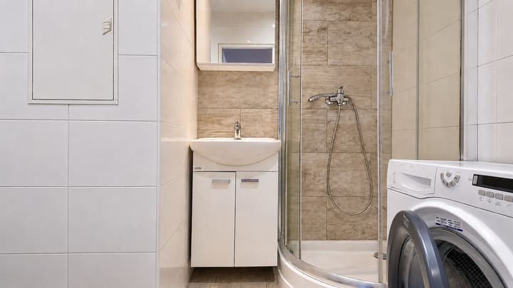 panelový byt 2+kk po rekonstrukci · 33 m² · Jabloňová, 3141, Praha