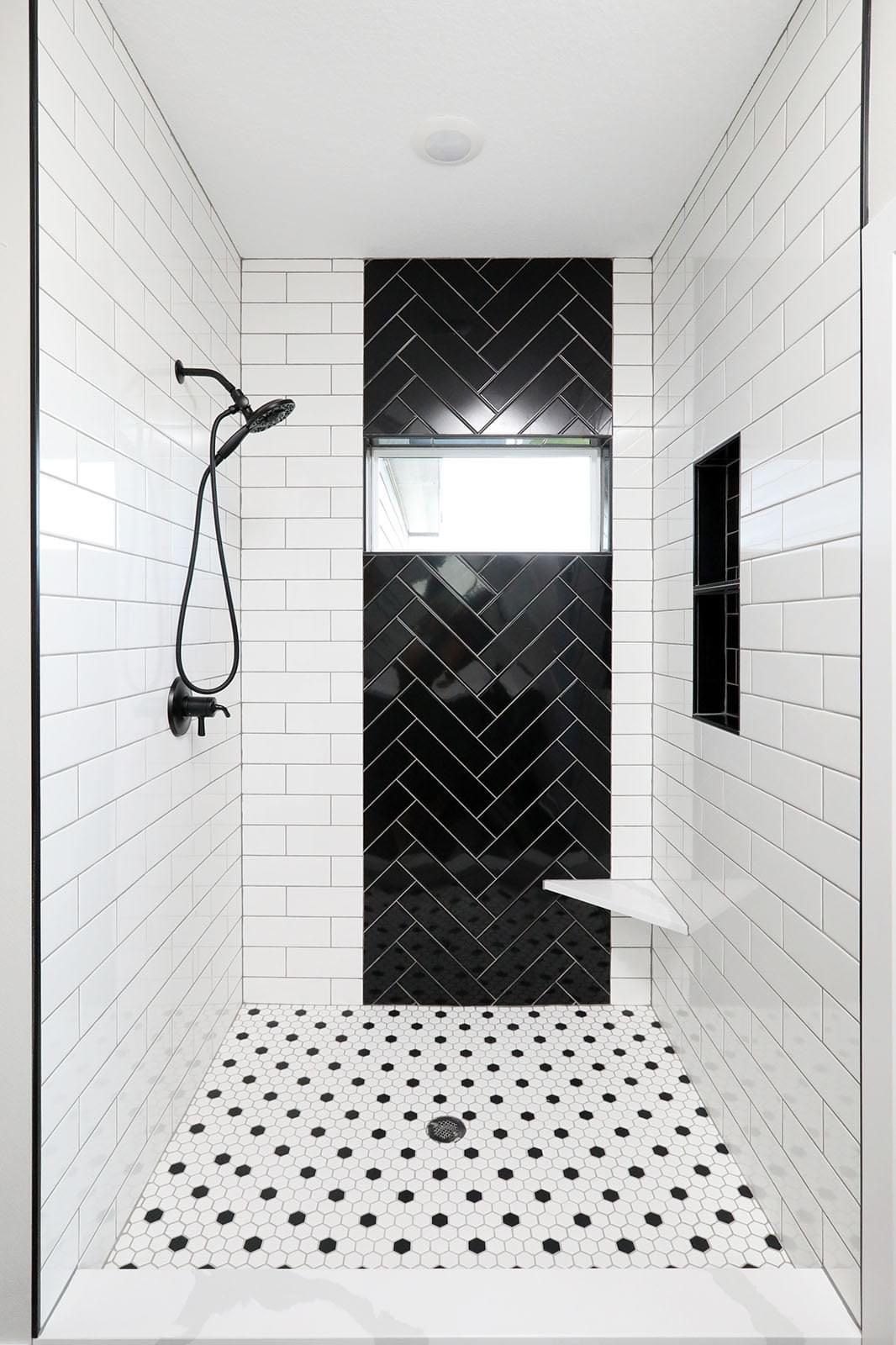 Obklad — sprcha s herringbone · 250 × 200 cm.