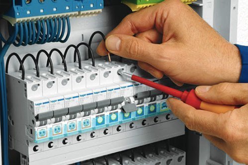 Elektrikář.