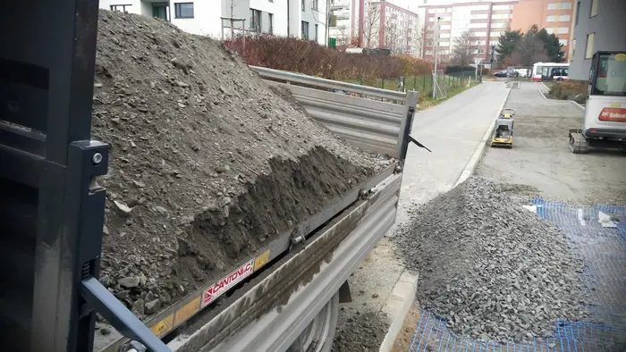 Pronájem stavebního stroje Bagr Bobcat E-27 s obsluhou, Měšice.