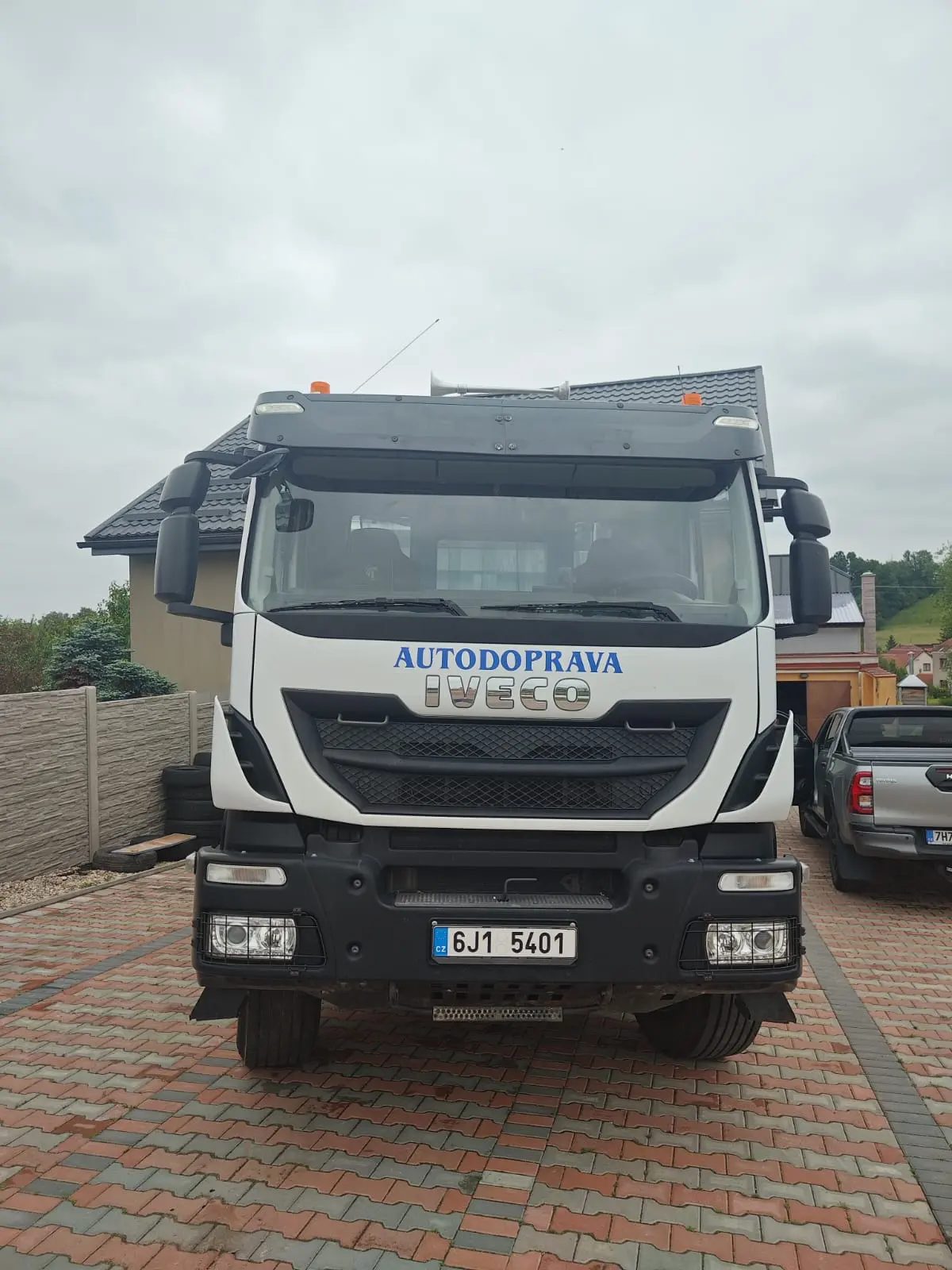 Pronájem stavebního stroje Přeprava AUTODOPRAVA IVECO TRAKKER 8x4 - BandWork, Česko.