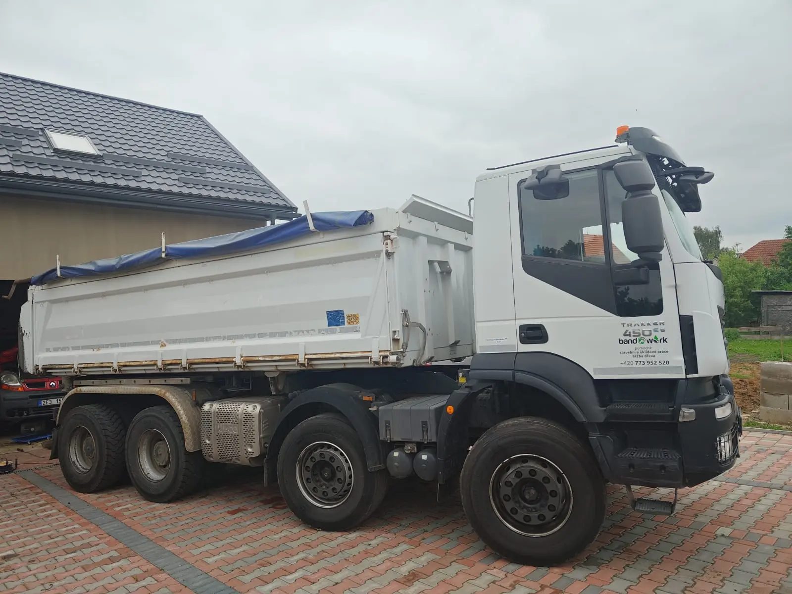 Pronájem stavebního stroje Přeprava AUTODOPRAVA IVECO TRAKKER 8x4 - BandWork, Česko.
