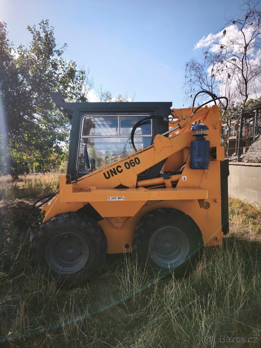 Prodej stavebního stroje Válec Unc 060, Znojmo.