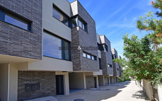 Pronájem Domy Rodinné domy Praha V Hájích 220 m²