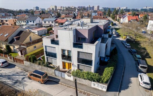 Pronájem Domy Rodinné domy Praha U kolonie 250 m²