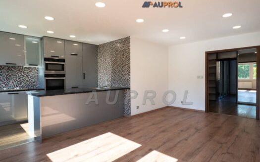 Prodej bytu 3+kk, 71 m² – Praha, Karlín, ulice Molákova