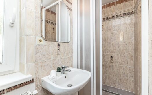 Prodej bytu 1+kk, 38 m² – Praha, Lysolaje, ulice Lysolajské údolí