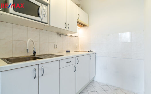 Pronájem bytu 1+kk, 28 m² – Praha, Kyje, ulice Lásenická