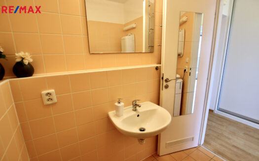 Pronájem bytu 1+kk, 32 m² – Praha, Kbely, ulice Pod Nouzovem