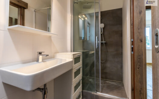 Prodej bytu 1+kk, 29 m² – Praha, Kobylisy, ulice Javorová