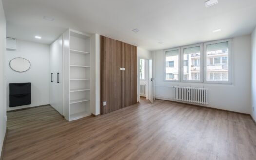 Prodej bytu 2+1, 42 m² – Praha, Lhotka, ulice Zálesí
