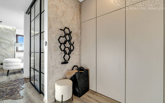 Prodej bytu 1+kk, 37 m² – Praha, Újezd nad Lesy, ulice Velebného