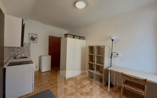Pronájem bytu 1+kk, 21 m² – Praha, Řepy, ulice Karlovarská