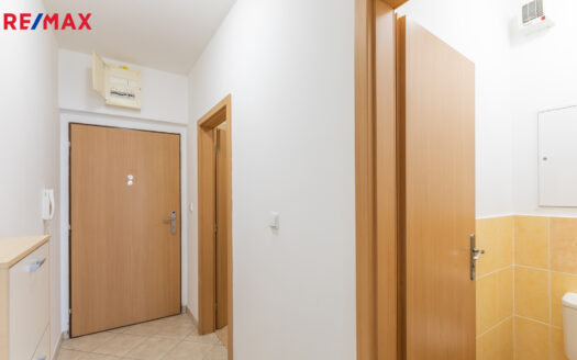 Pronájem bytu 1+kk, 28 m² – Praha, Kunratice, ulice Pod Haltýřem