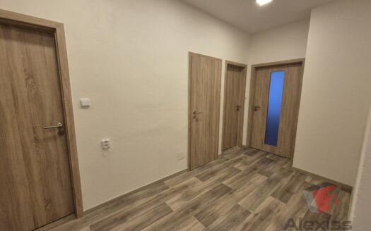Pronájem bytu 3+kk, 76 m² – Praha, Smíchov, ulice Vrázova