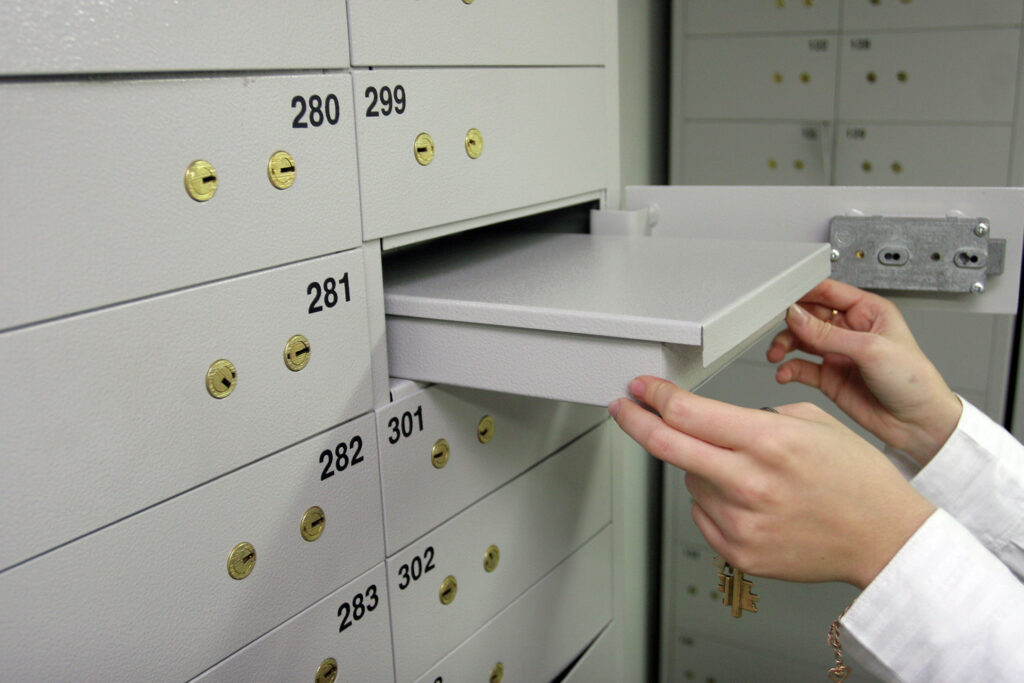 Bankovní úschova bytu jak funguje, kdy ji banka umožní, výhody, nevýhody a co si pohlídat