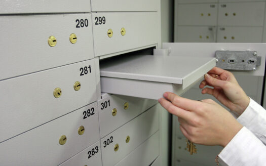 Bankovní úschova bytu jak funguje, kdy ji banka umožní, výhody, nevýhody a co si pohlídat