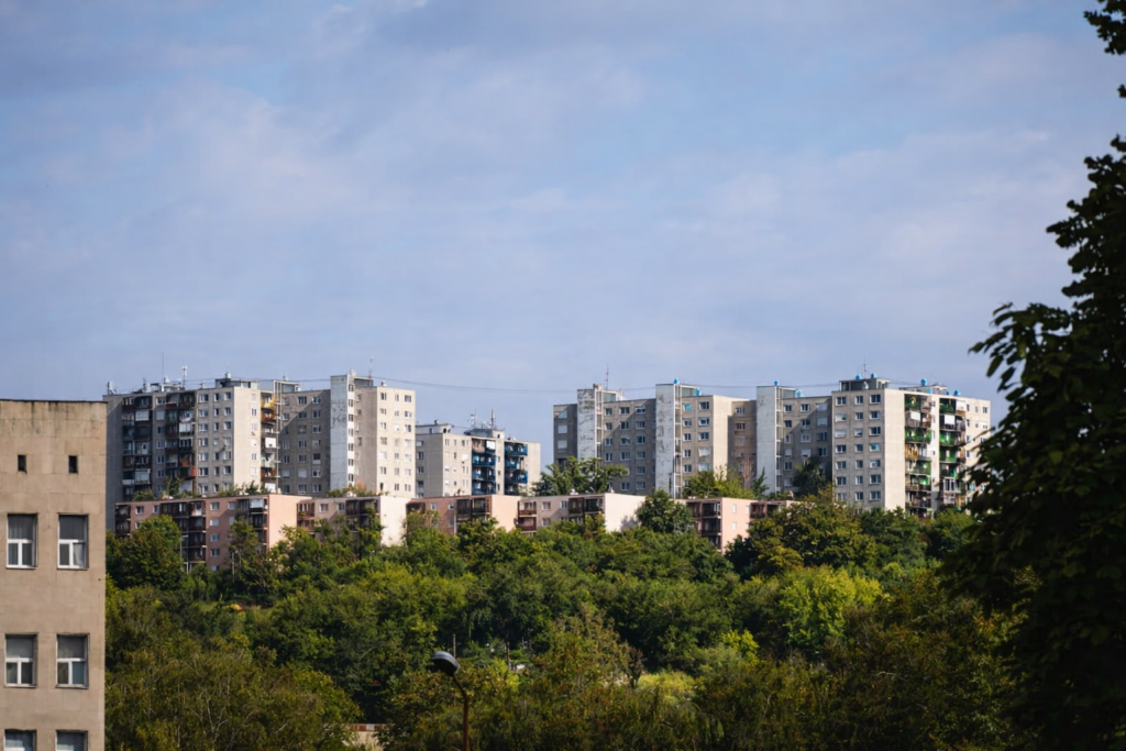 Družstevní byt vs. byt v osobním vlastnictví převod, financování, práva a omezení