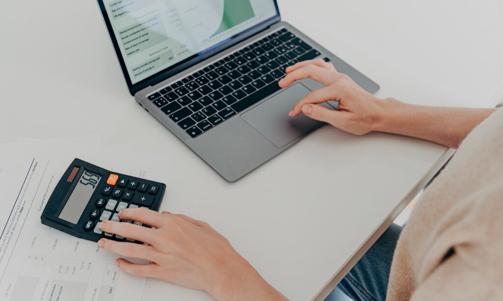 SVJ a byt co je společenství vlastníků, jaké dokumenty chtít, dluhy SVJ, hlasování a na co si dát pozor při koupi