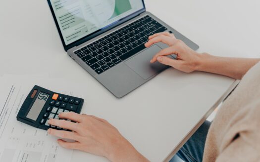 SVJ a byt co je společenství vlastníků, jaké dokumenty chtít, dluhy SVJ, hlasování a na co si dát pozor při koupi