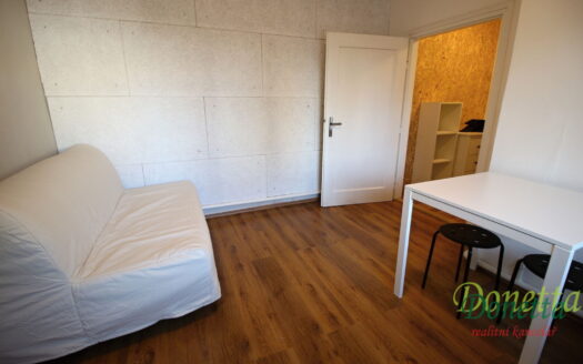 Pronájem bytu 1+kk, 17 m² – Praha, Lhotka, ulice Sulická