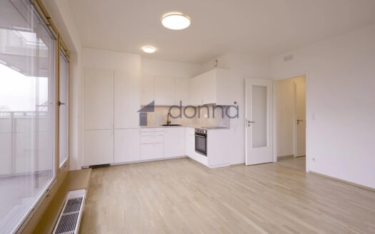 Pronájem bytu 2+kk, 51 m² – Praha, Malešice, ulice Univerzitní