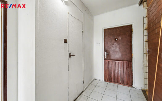 Prodej bytu 2+kk, 42 m² – Praha, Prosek, ulice Zárybská