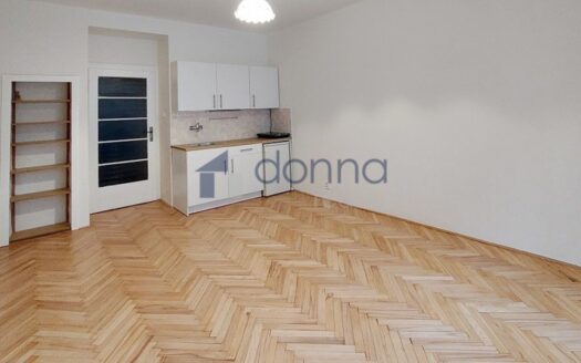 Pronájem bytu 1+kk, 28 m² – Praha, Vinohrady, ulice Mikovcova