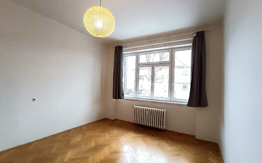 Pronájem bytu 1+kk, 30 m² – Praha, Vinohrady, ulice Hradešínská
