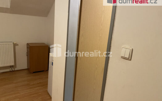 Pronájem bytu 1+kk, 15 m² – Praha, Kobylisy, ulice Zenklova