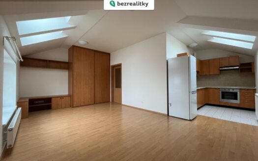 Prodej bytu 1+kk, 38 m² – Praha, Horní Měcholupy, ulice Boloňská 604